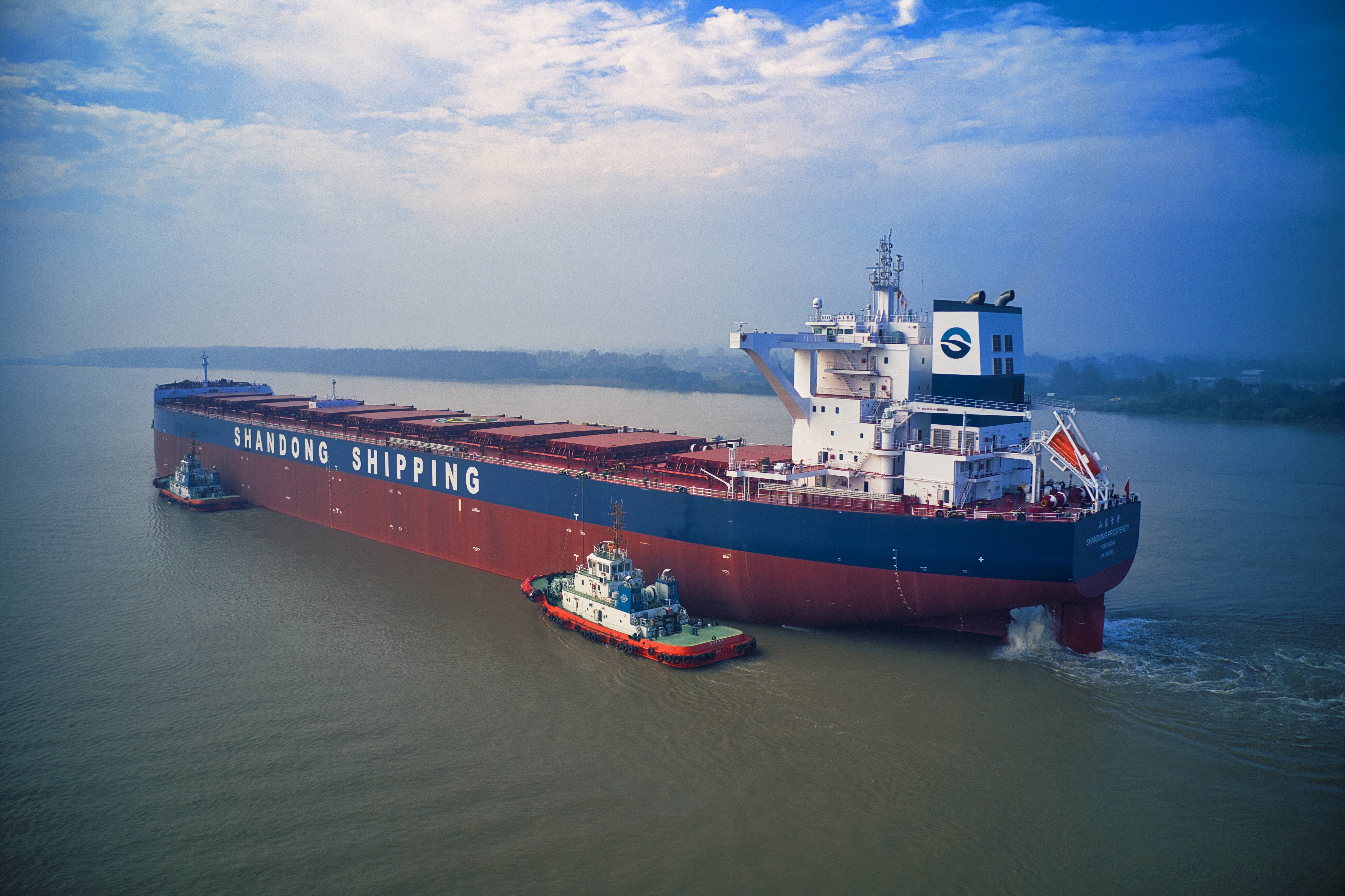 扬州中远海运重工承建国银金融租赁21万吨系列散货船首制船完工交付